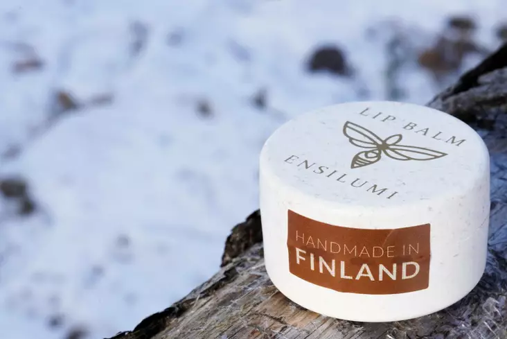 Korpikuusikon Hunaja Huulirasva - Huulirasvat painatuksella - kkh0003 - 1